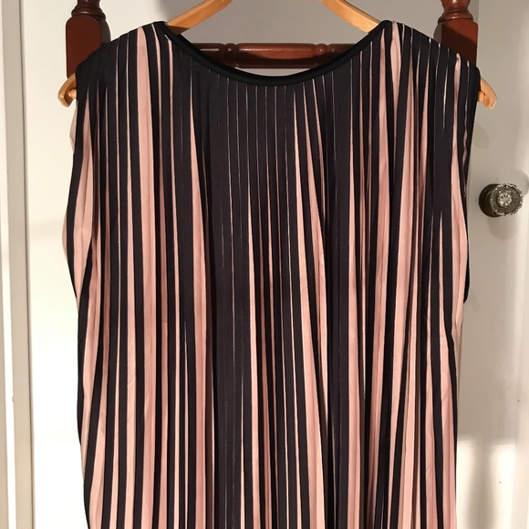 Colorblock Sleeveless Blouse - Picture 6 of 8